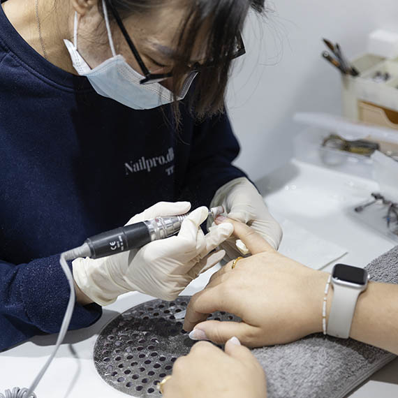 Kunde får lavet negle hos Nail Pro i Lyngby.